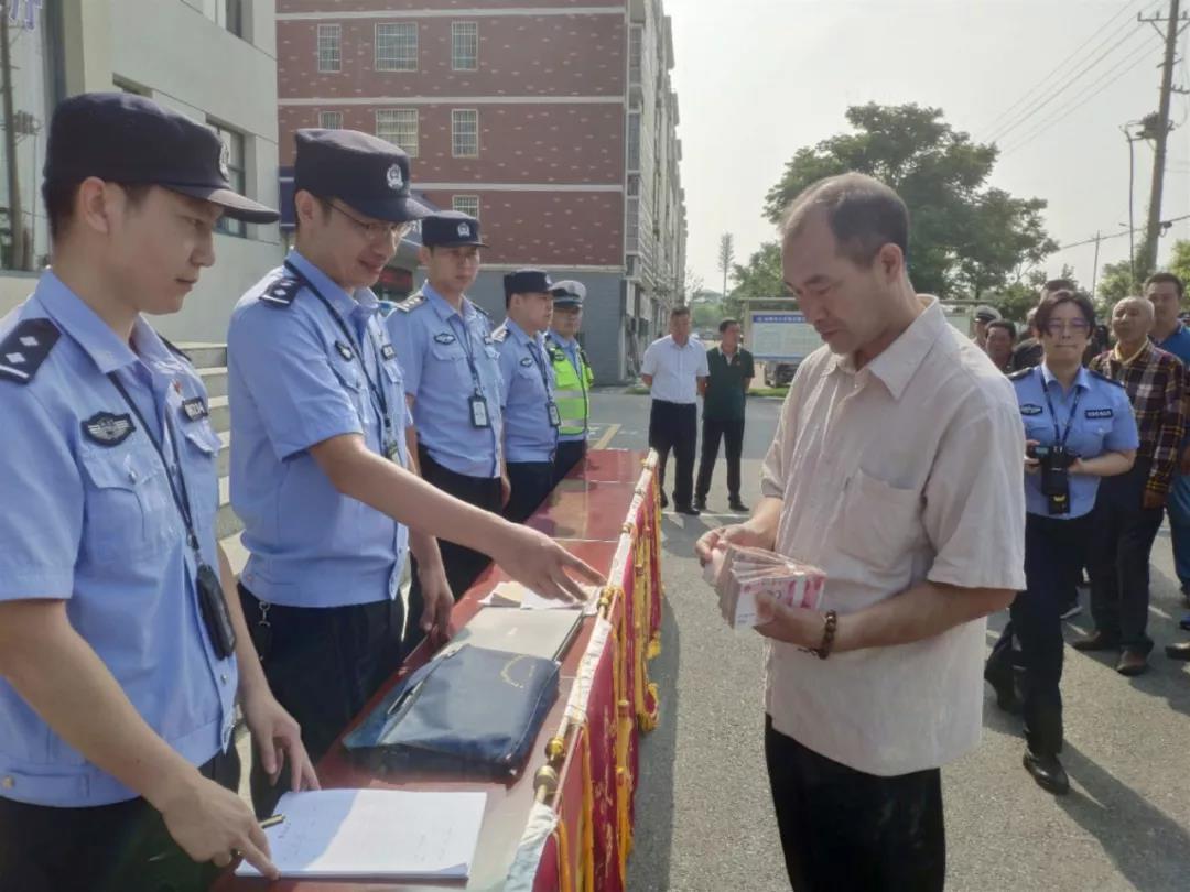 大姐与电动车，半座大桥的拥堵背后的故事与深度思考