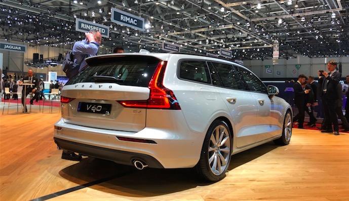 CC、V60与奥迪A4，豪华轿车之选，性能与优化对比